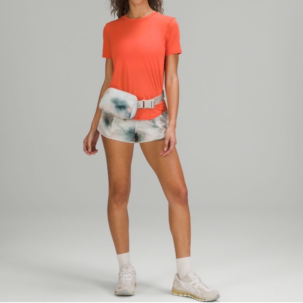 Everywhere Belt Bag
Spray Camo Mini Silver Blue Multi/Dove Grey/Highlight Orange